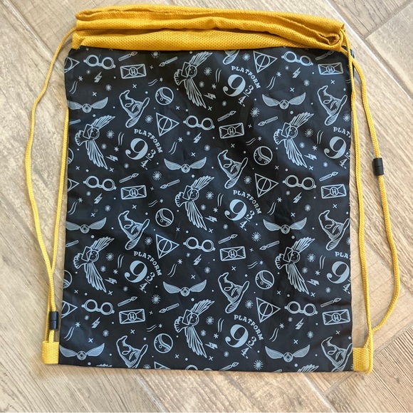 Build-a-Bear Workshop Harry Potter Drawstring Bag Backpack Yellow Black - Picture 3 of 5